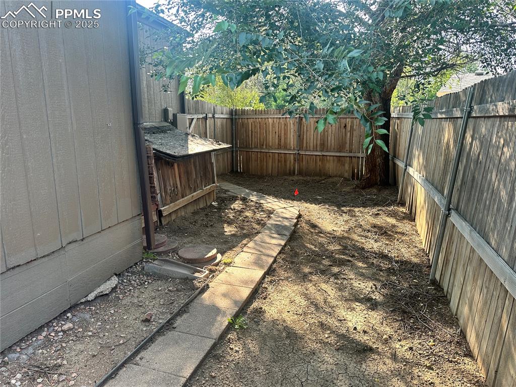 Image 20 of 22: Yard