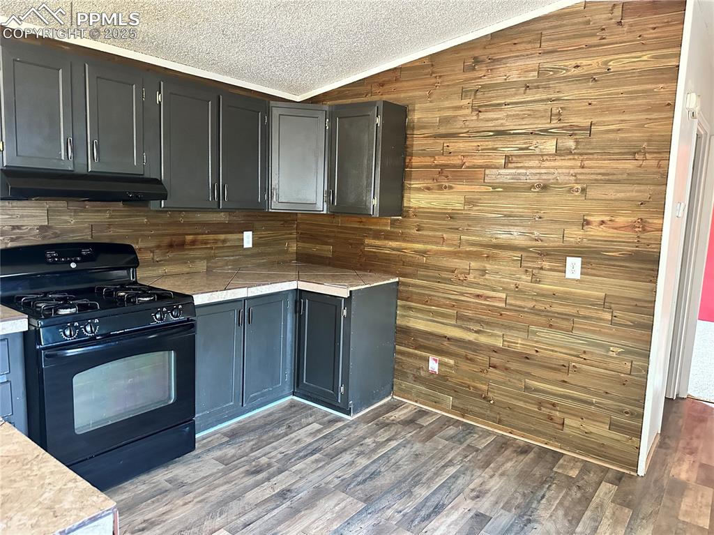 Image 9 of 22: Kitchen