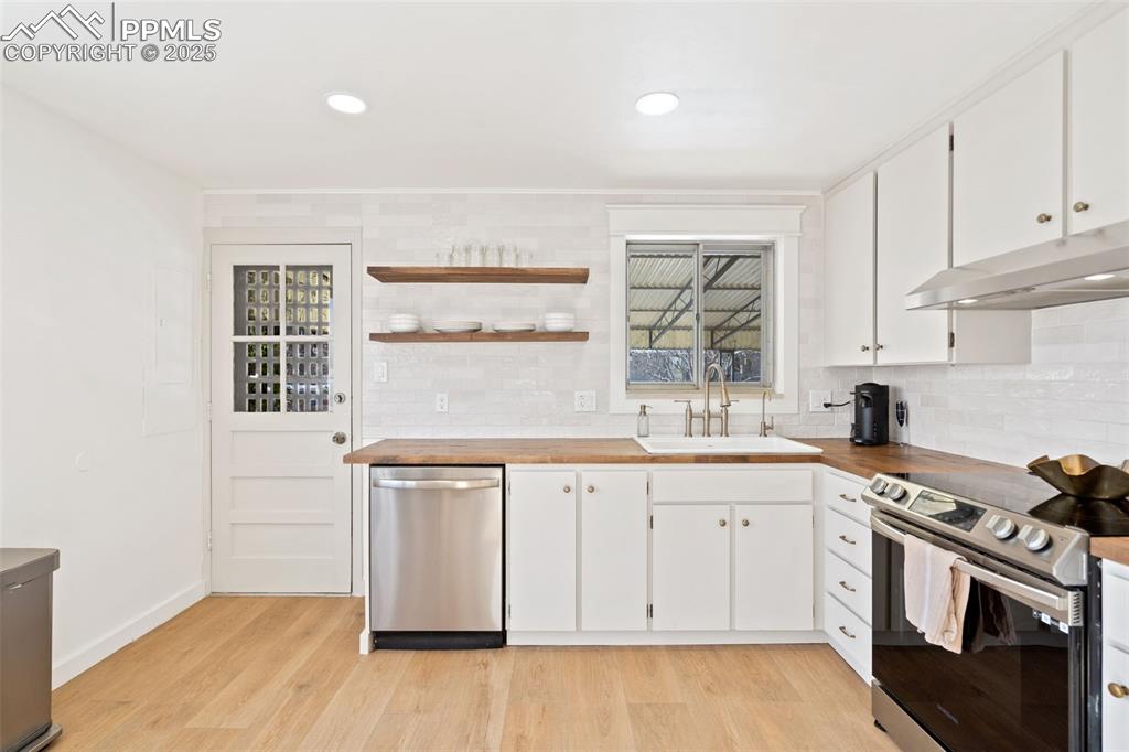 Image 10 of 50: Kitchen