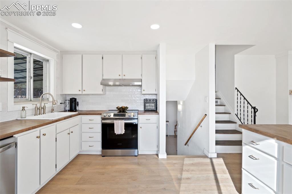 Image 11 of 50: Kitchen