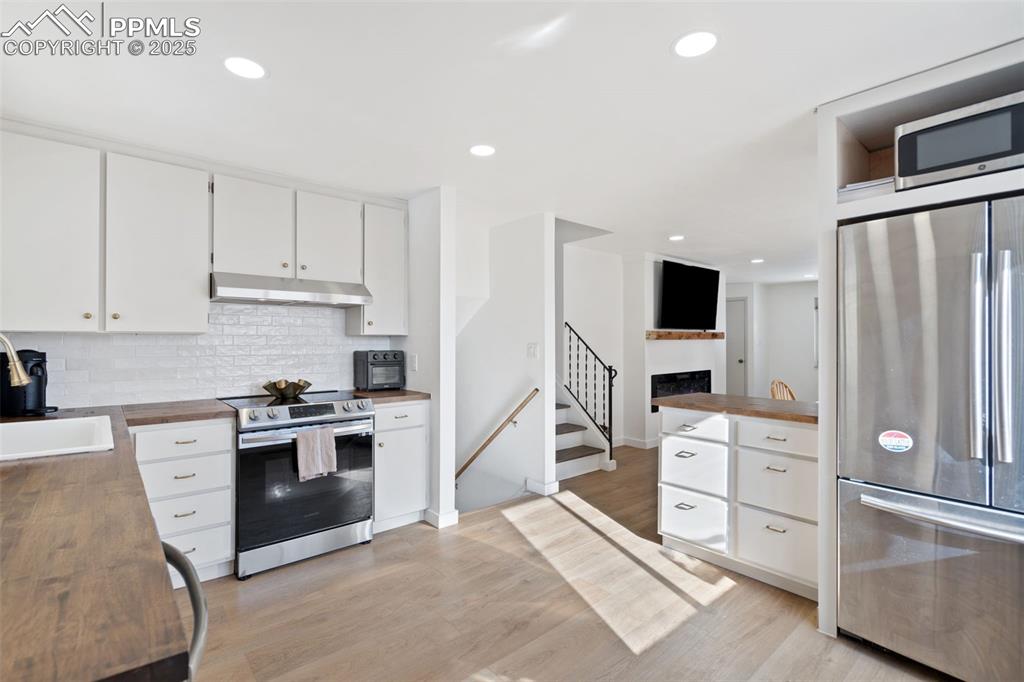 Image 12 of 50: Kitchen