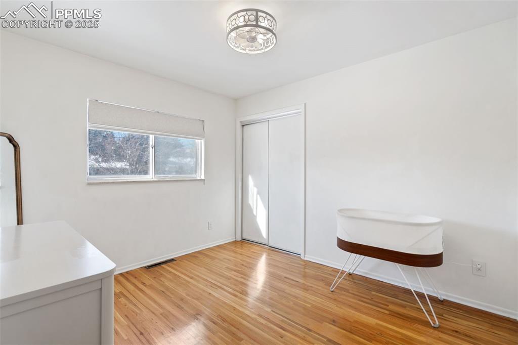 Image 16 of 50: Bedroom