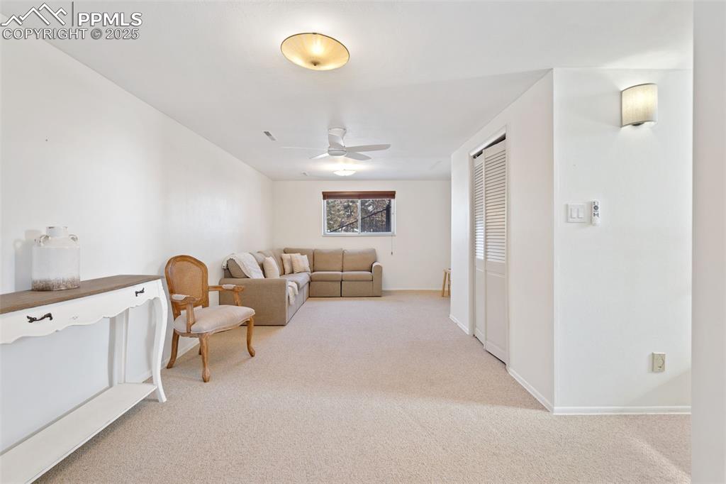 Image 19 of 50: Living Room