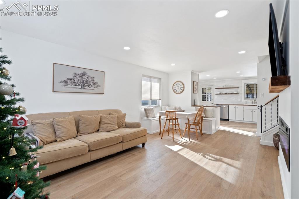 Image 37 of 50: Living Room