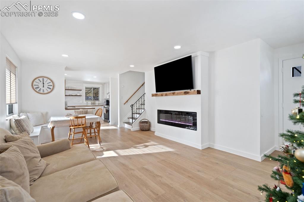 Image 4 of 50: Living Room