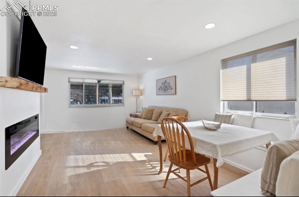 Image 5 of 50: Dining Area