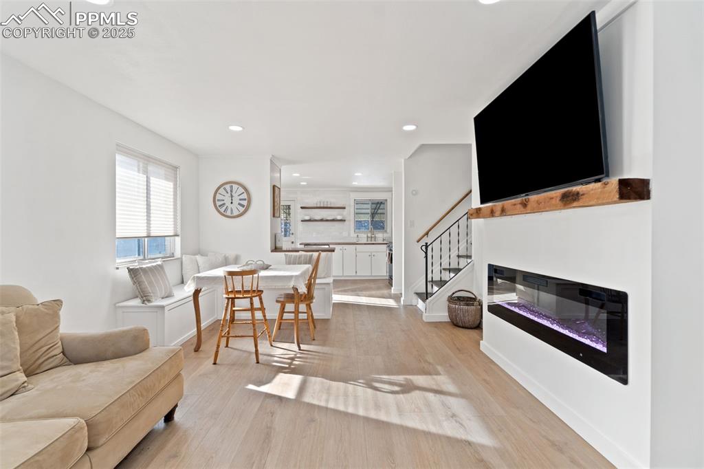 Image 7 of 50: Living Room