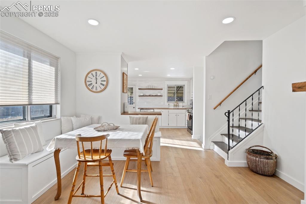 Image 8 of 50: Dining Area