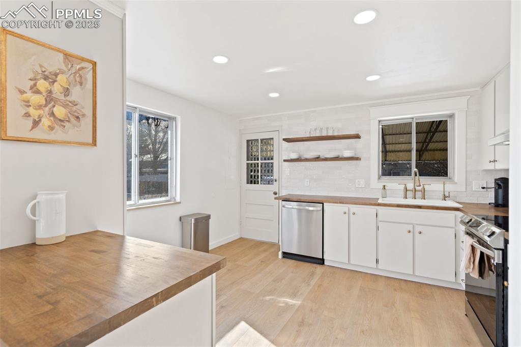 Image 9 of 50: Kitchen