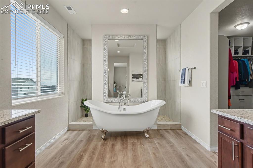 Image 21 of 38: Bathroom