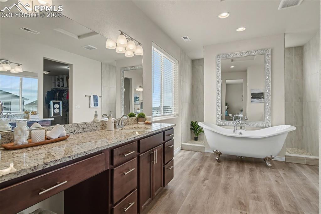 Image 22 of 38: Bathroom