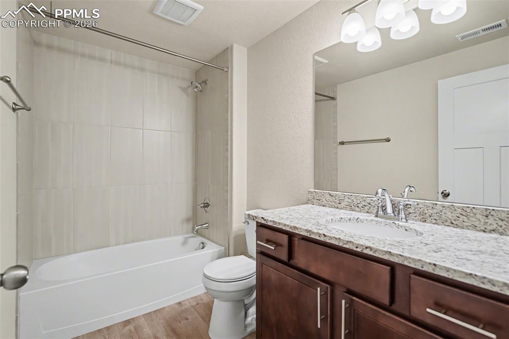 Image 27 of 38: Bathroom