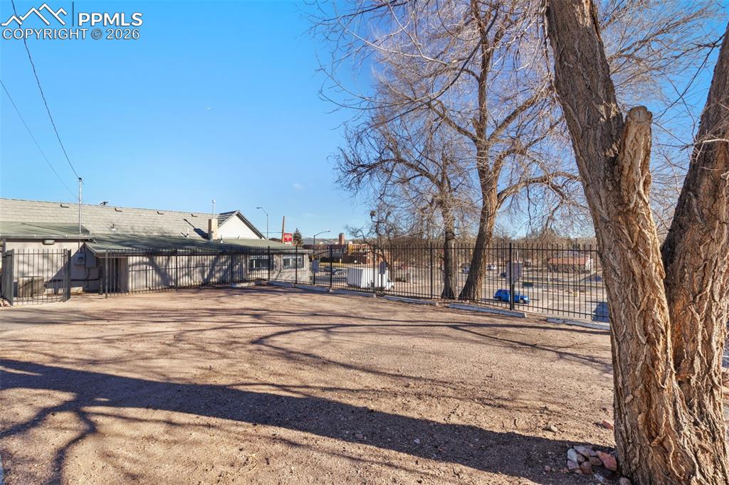 Image 19 of 21: Parking