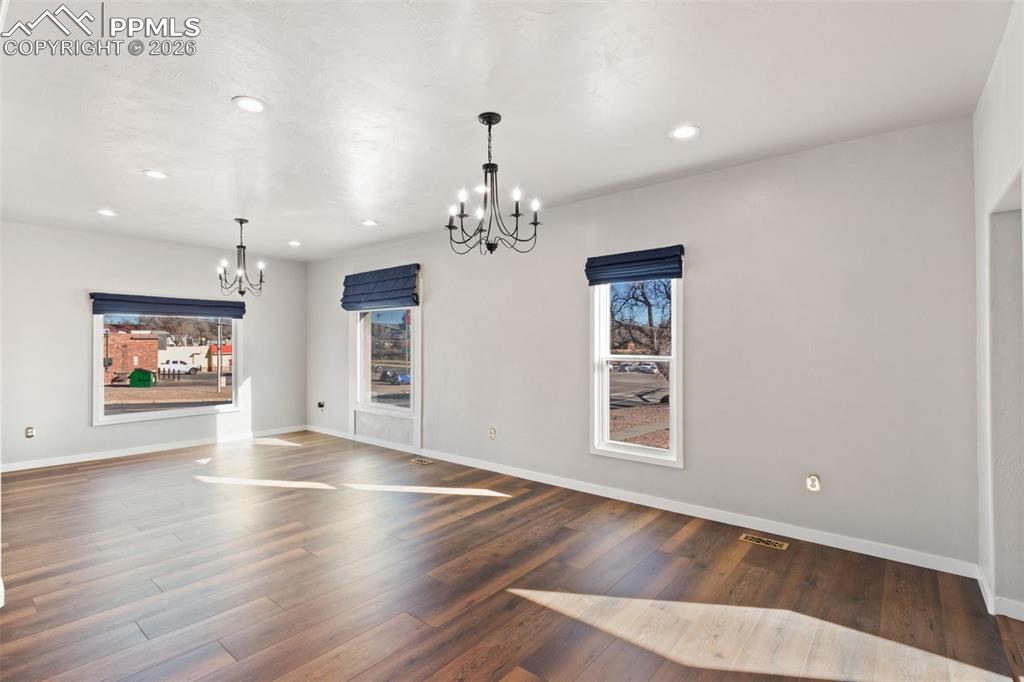 Image 7 of 21: Dining Area