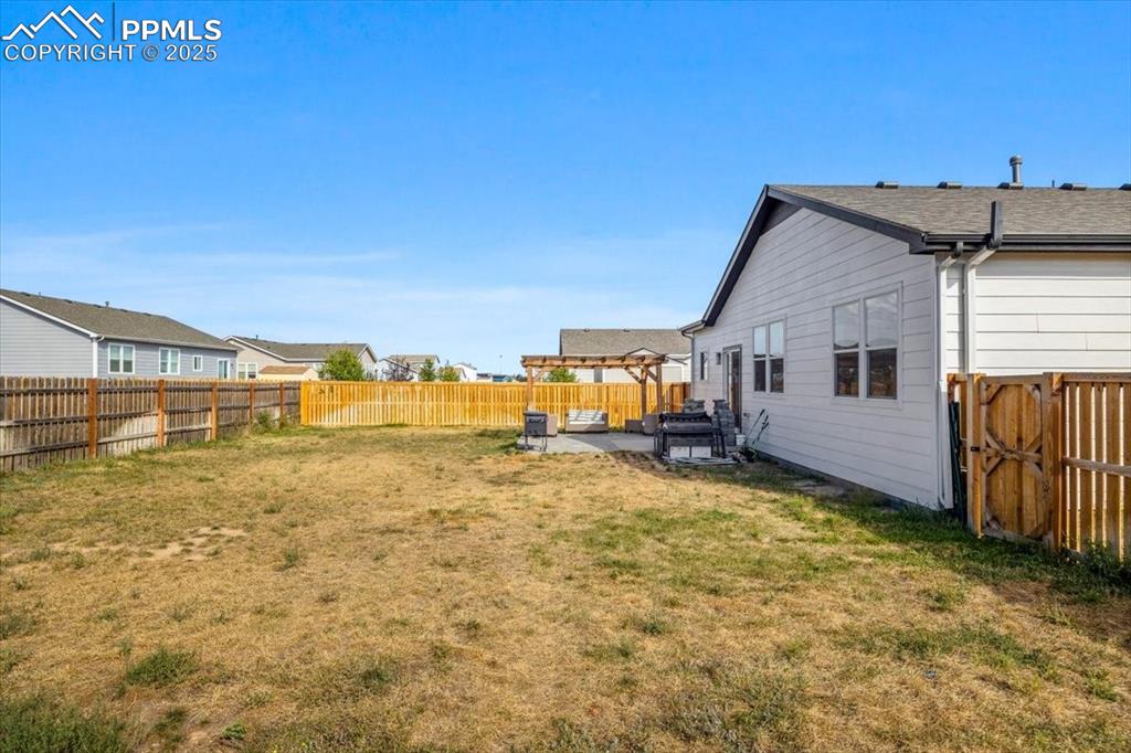 Image 22 of 31: Yard