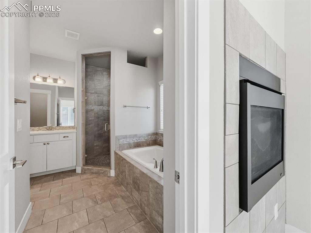 Image 20 of 49: Bathroom