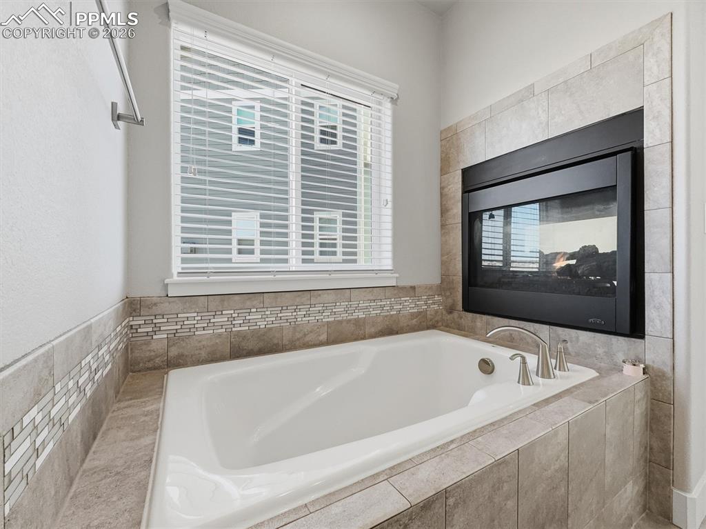 Image 21 of 49: Bathroom