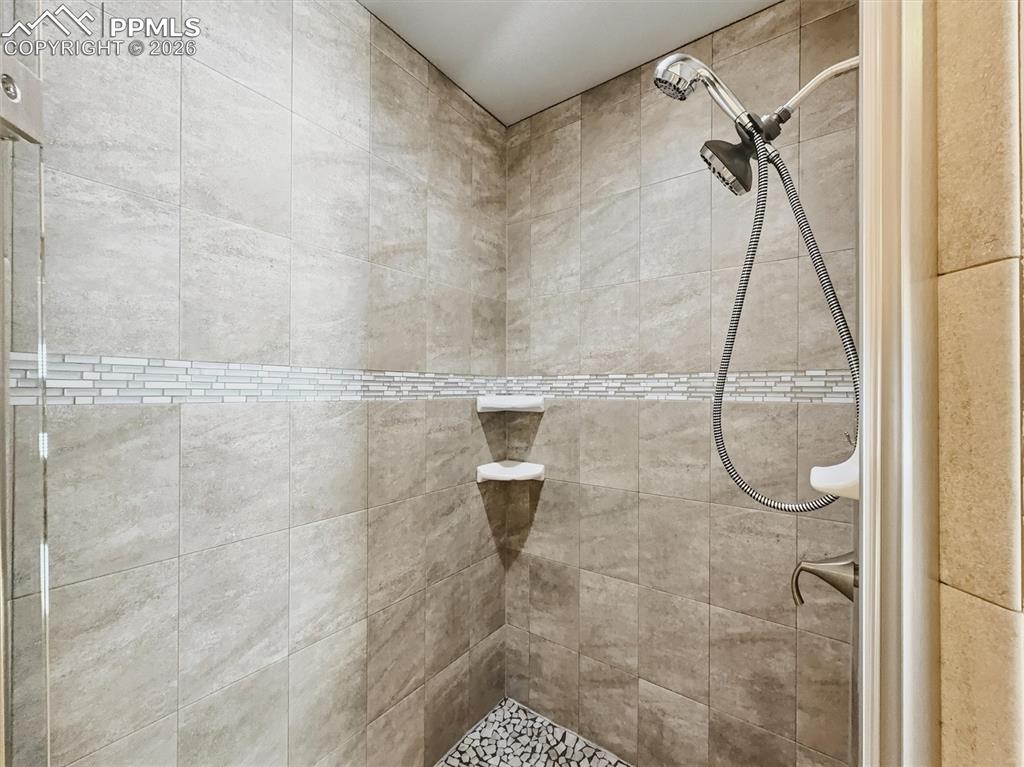 Image 22 of 49: Bathroom