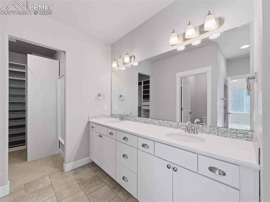 Image 23 of 49: Bathroom