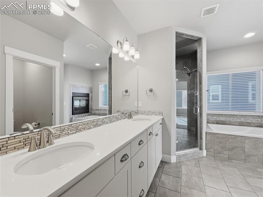 Image 24 of 49: Bathroom