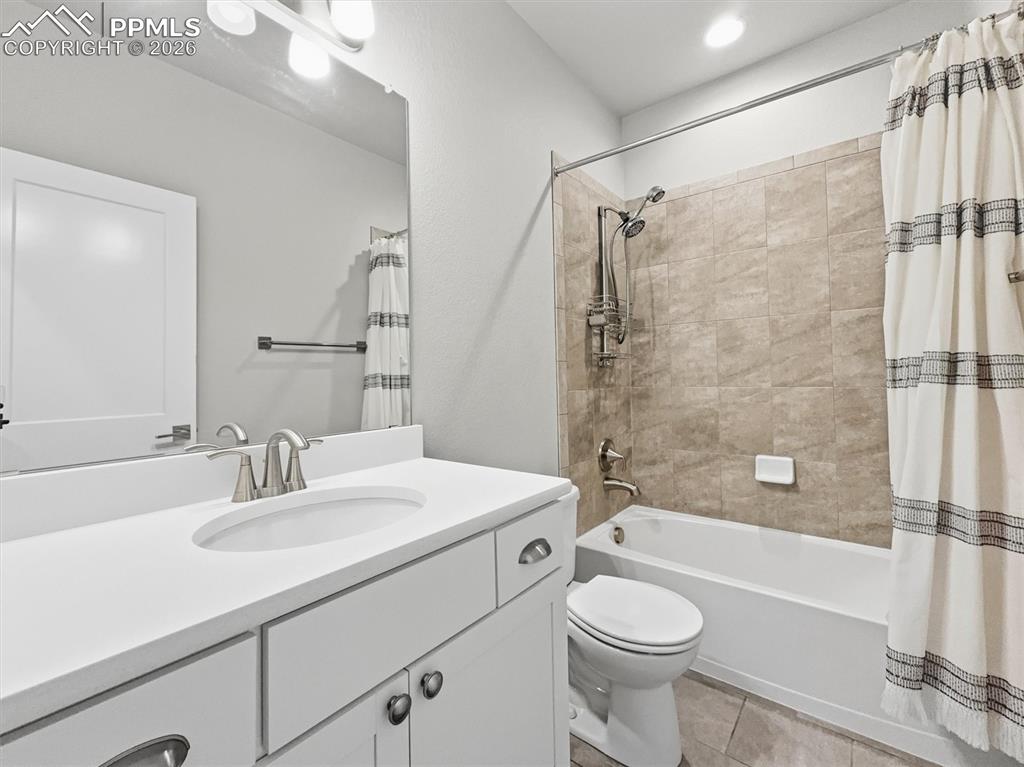 Image 29 of 49: Bathroom