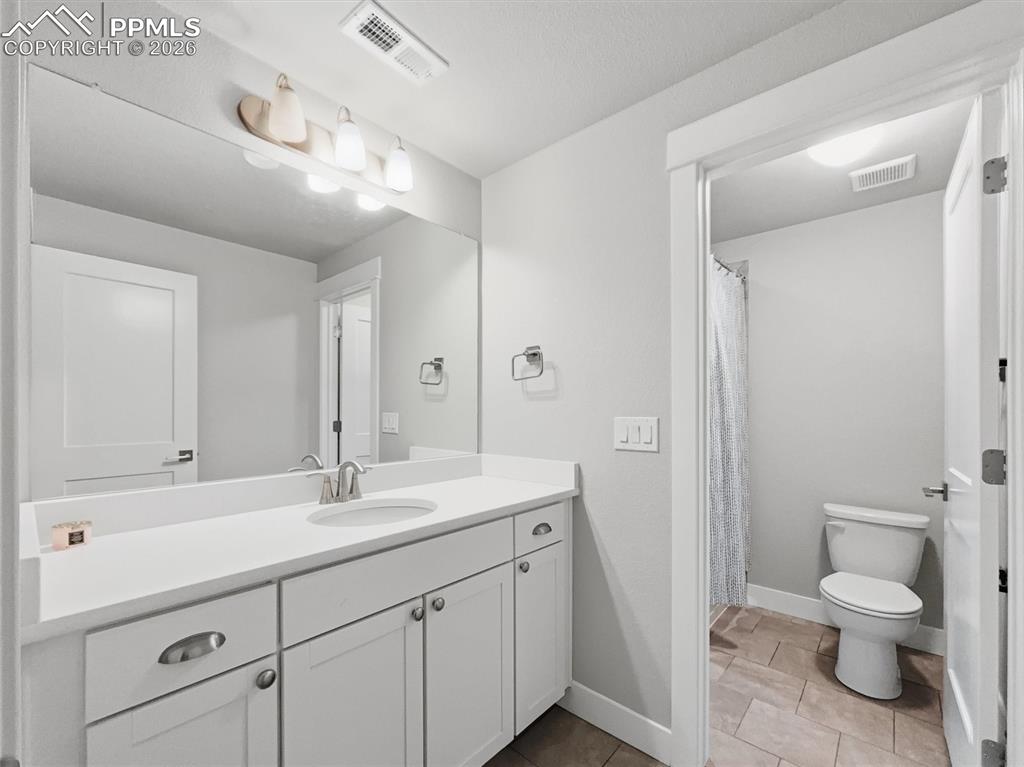 Image 34 of 49: Bathroom