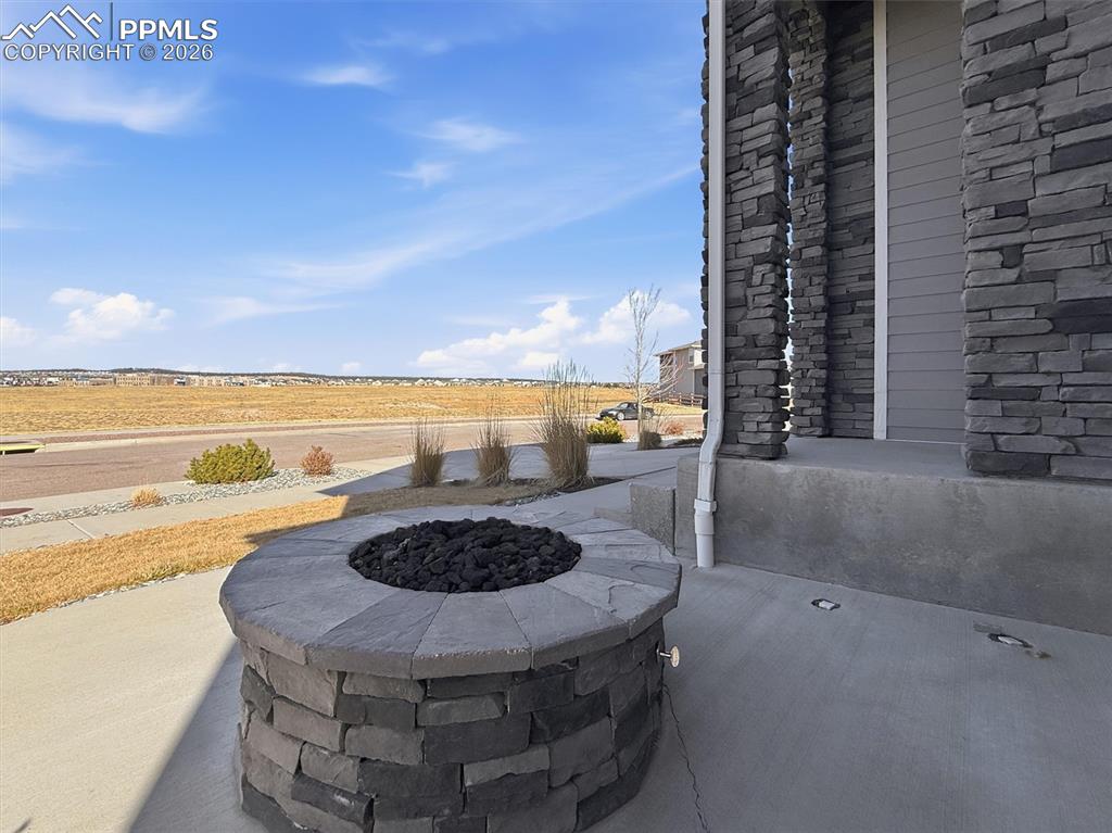 Image 4 of 49: Patio