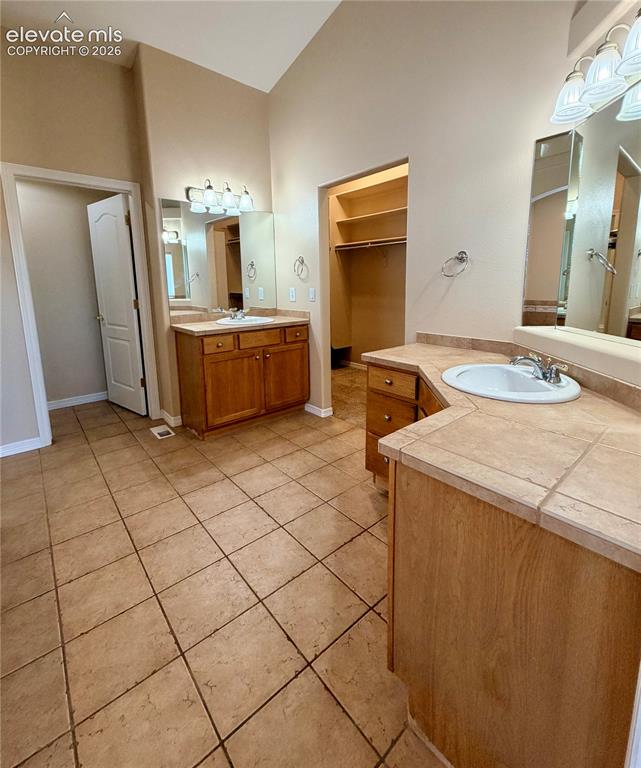 Image 11 of 35: Bathroom