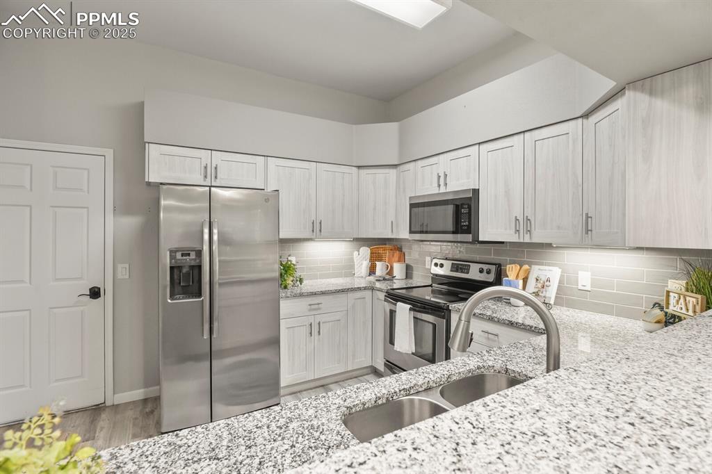 Image 14 of 47: Kitchen