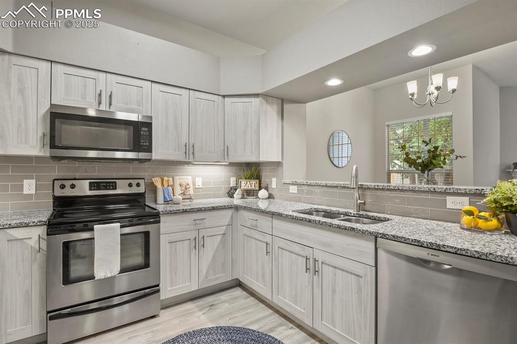 Image 15 of 47: Kitchen