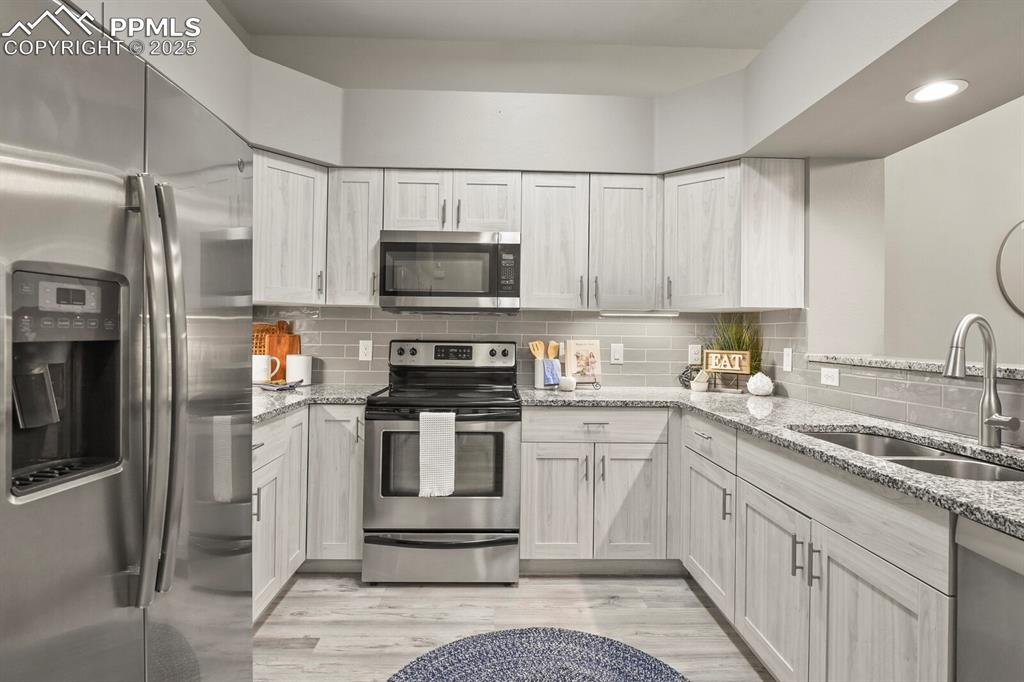 Image 19 of 47: Kitchen