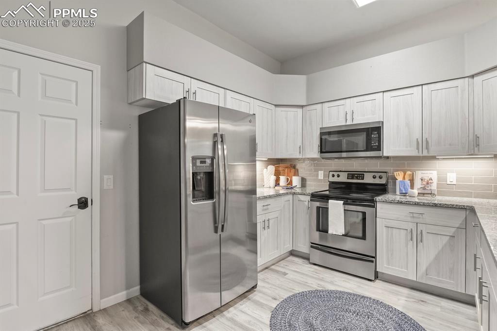 Image 20 of 47: Kitchen