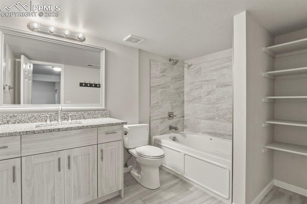Image 40 of 47: Bathroom