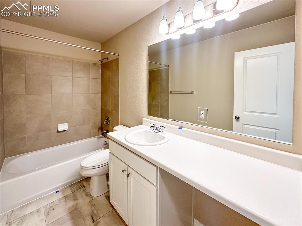 Image 29 of 36: Bathroom