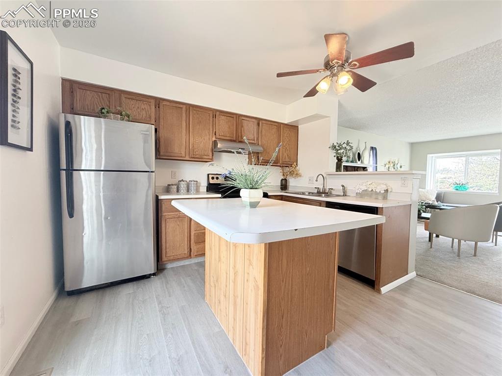 Image 18 of 39: Kitchen
