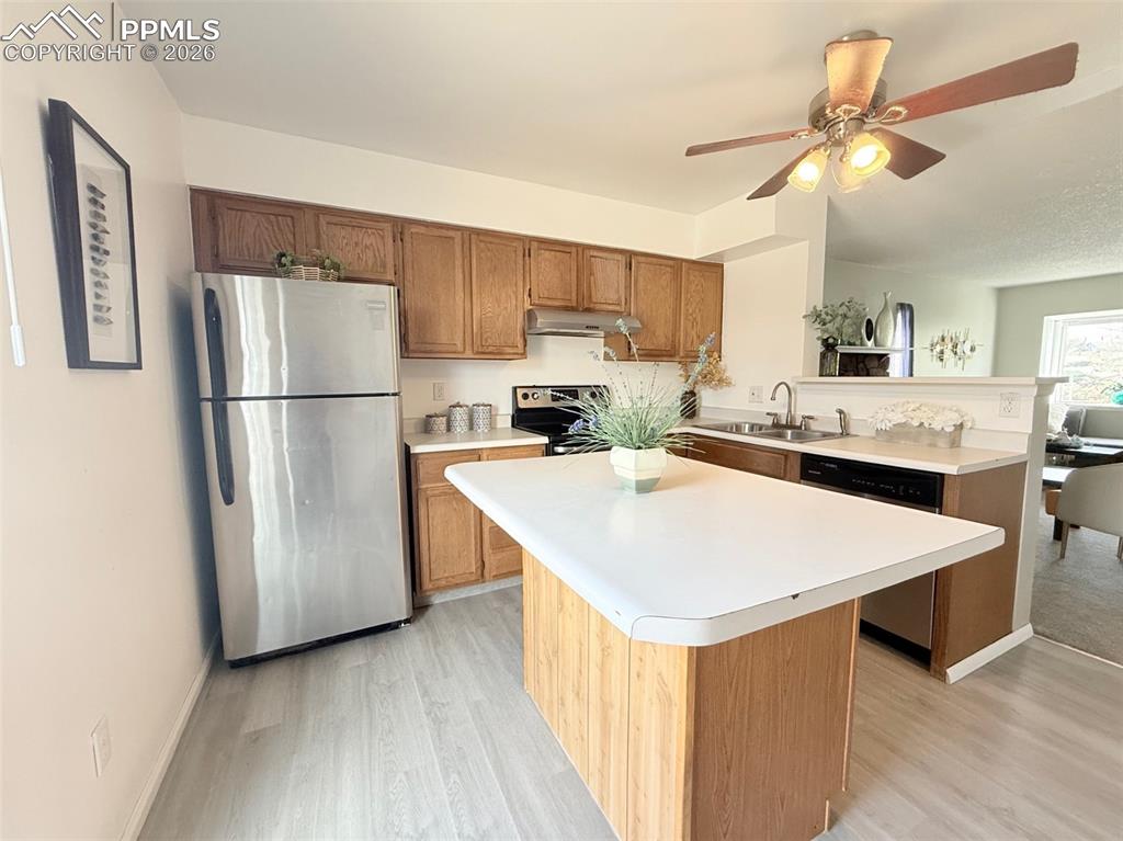 Image 21 of 39: Kitchen