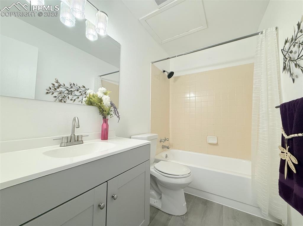Image 30 of 39: Bathroom