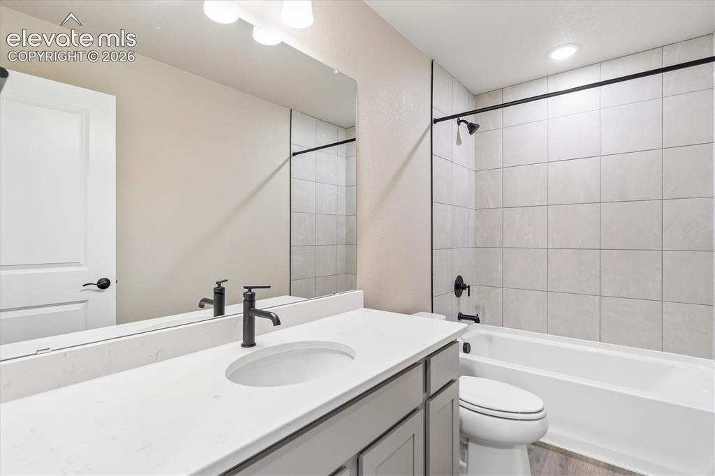 Image 16 of 32: Bathroom