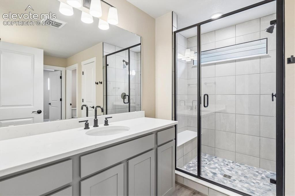 Image 19 of 32: Bathroom