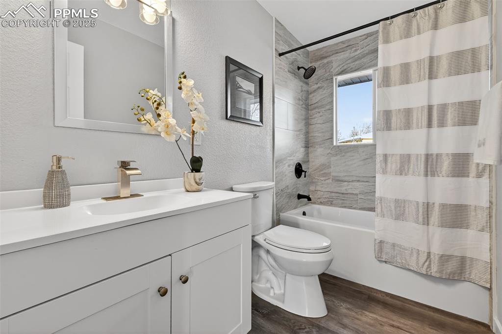 Image 19 of 42: Bathroom