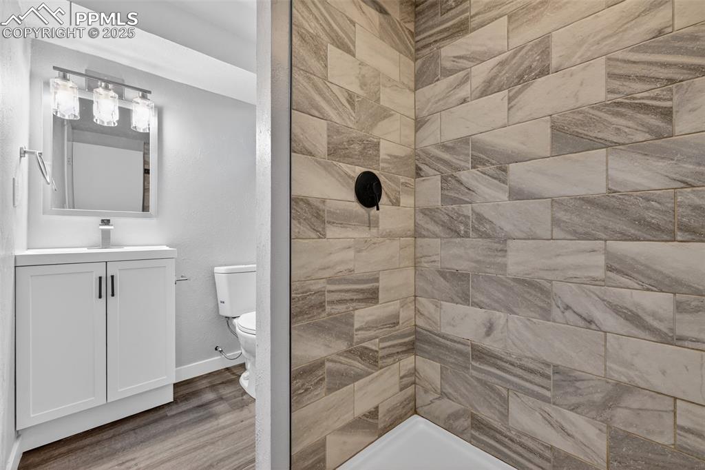 Image 32 of 42: Bathroom