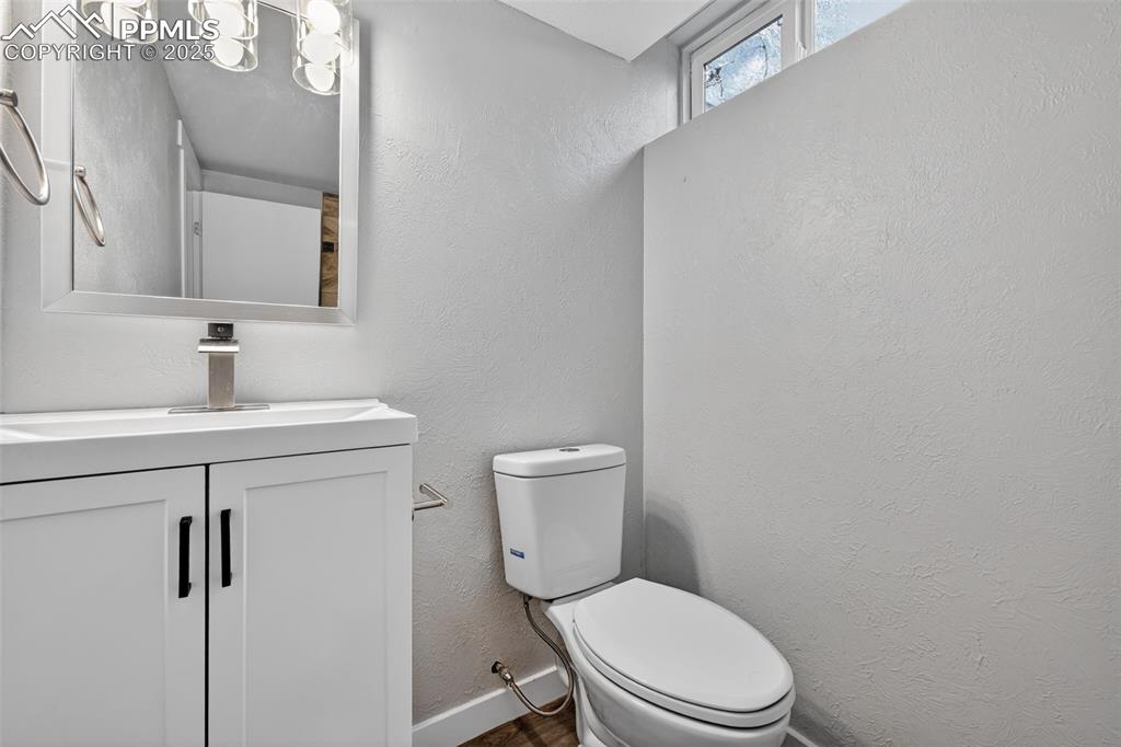 Image 33 of 42: Bathroom