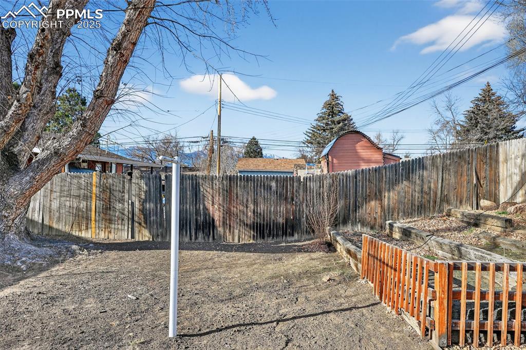 Image 40 of 42: Yard