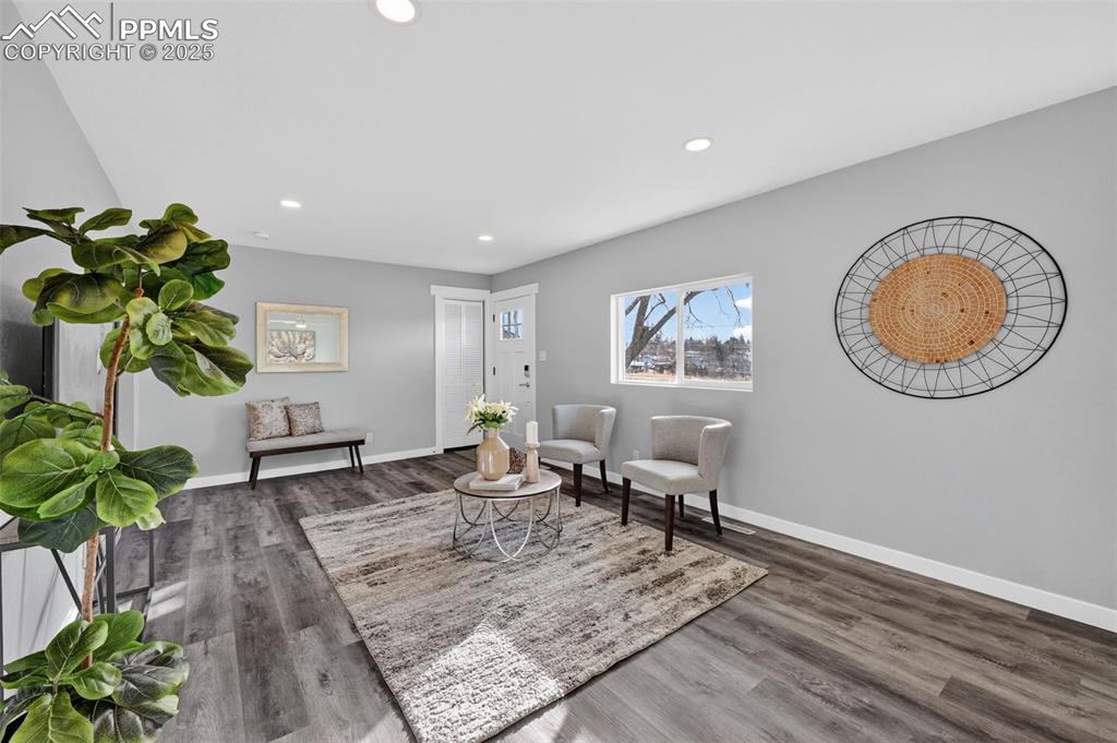 Image 7 of 42: Sitting Room