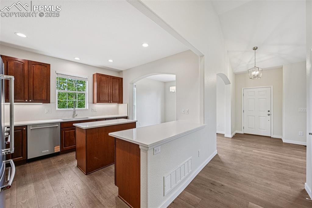 Image 23 of 50: Kitchen