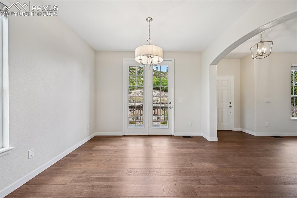 Image 26 of 50: Dining Area