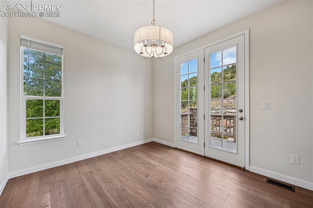 Image 27 of 50: Dining Area