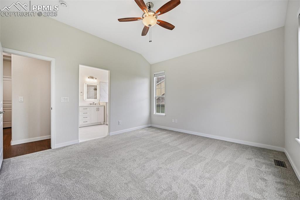 Image 32 of 50: Bedroom