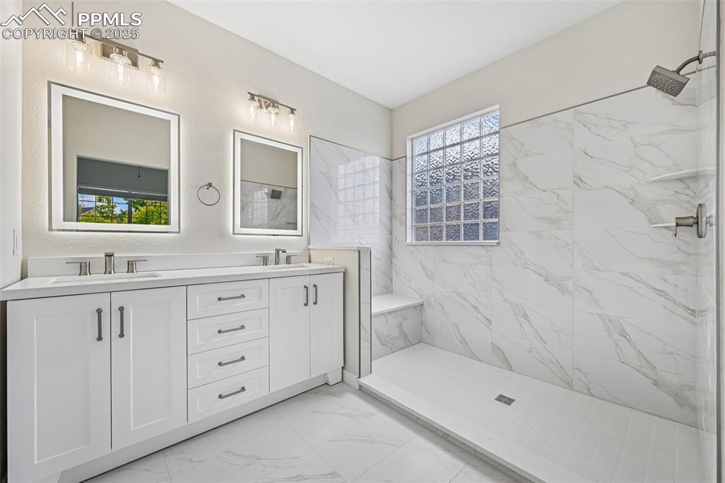 Image 33 of 50: Bathroom