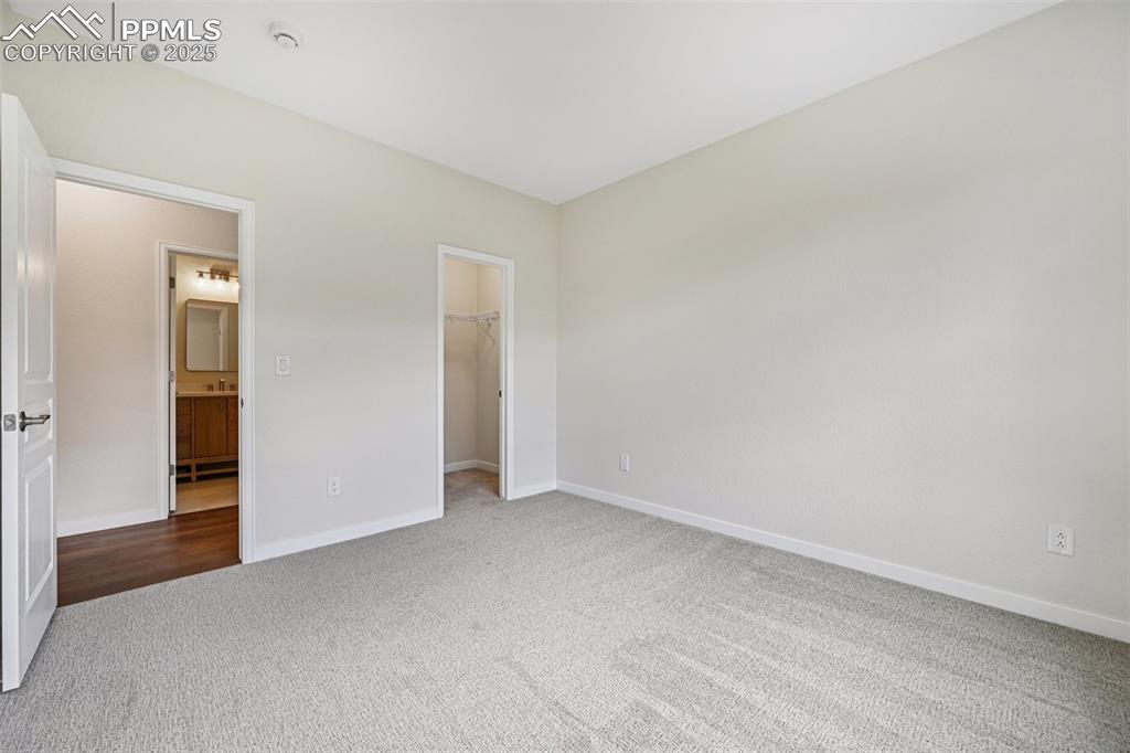 Image 36 of 50: Bedroom